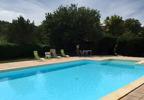 A heated pool - An authentic stay in a charming apartment in the heart of a Provençal château (Allemagne-en-Provence)