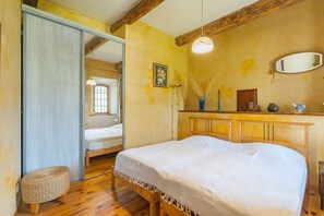 2 bedrooms, free WiFi, bed sheets - An authentic stay in a charming apartment in the heart of a Provençal château (Allemagne-en-Provence)