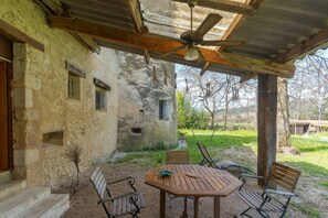 Outdoor dining - An authentic stay in a charming apartment in the heart of a Provençal château (Allemagne-en-Provence)