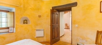 An authentic stay in a charming apartment in the heart of a Provençal château