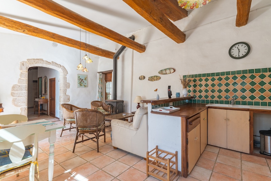 An Authentic Stay In A Charming Apartment In The Heart Of A Provençal Château - Valensole