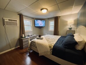 6 bedrooms, desk, iron/ironing board, travel crib