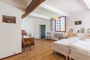 5 bedrooms, free WiFi, bed sheets