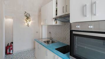 Kjøleskap, ovn, kokeplater og kaffetrakter/tekoker