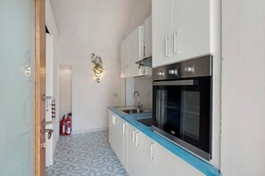 Een koelkast, een oven, een kookplaat, een koffiezetapparaat/waterkoker