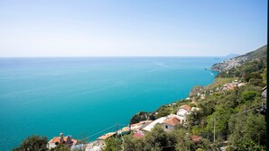 A coastal village with houses along the hillside, overlooking a clear blue sea. - Holiday Home 'Dimora Elegante In Costa D'Amalfi' with Sea View, Wi-Fi and Air Conditioning (Conca dei Marini)