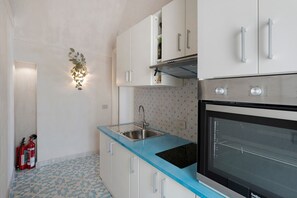 Fridge, oven, stovetop, coffee/tea maker