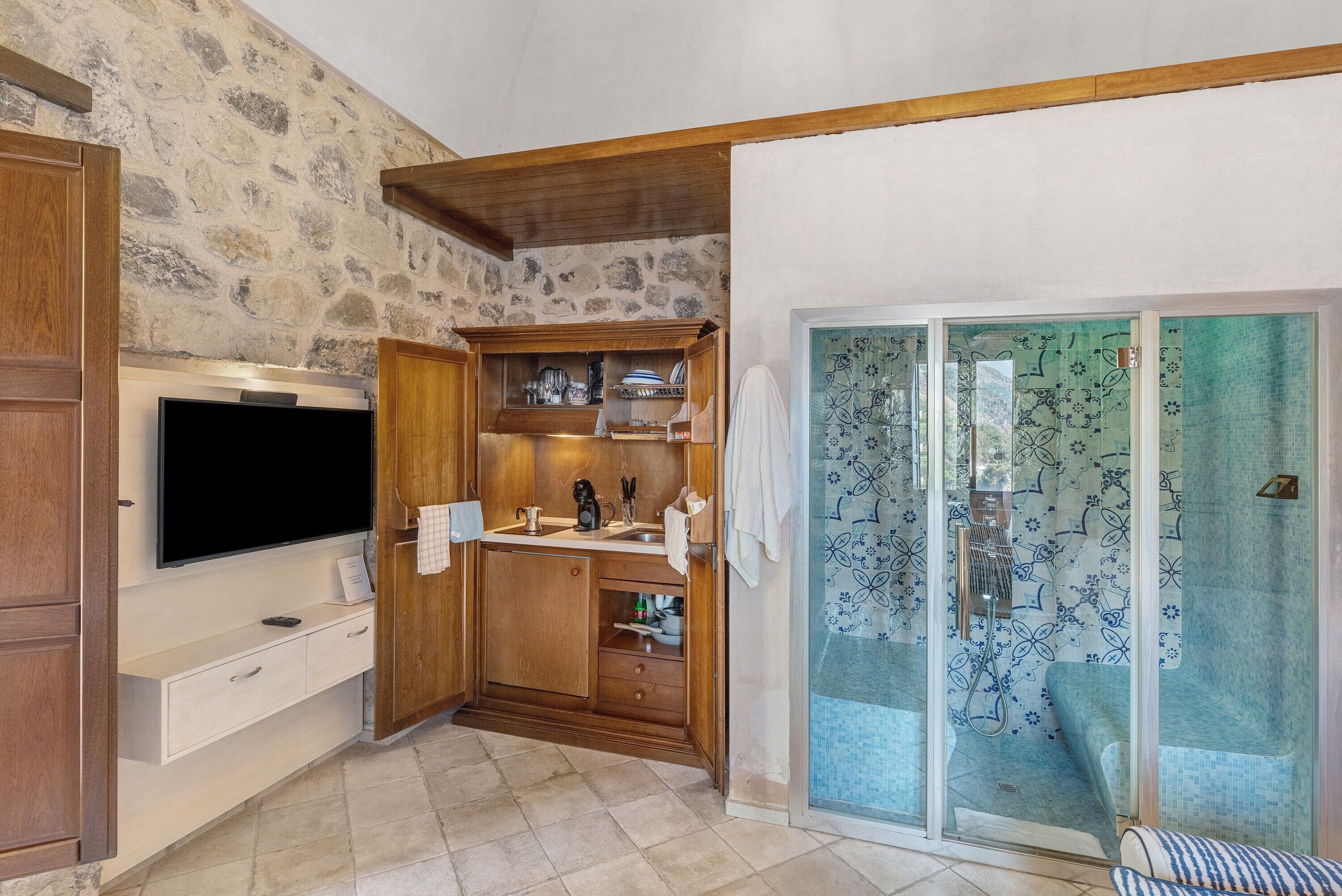 Douche, sèche-cheveux, serviettes fournies