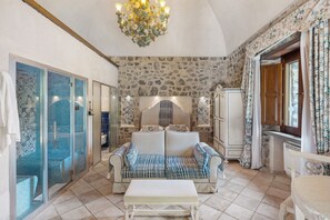 TV - Holiday Home 'Romantico Casale Di Lusso Con Spa' with Sea View, Wi-Fi and Air Conditioning (Conca dei Marini)