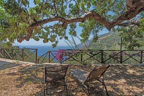 Terrace/patio - Holiday Home 'Romantico Casale Di Lusso Con Spa' with Sea View, Wi-Fi and Air Conditioning (Conca dei Marini)