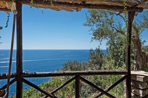 Property grounds - Villa 'Aurora In Dependance' with Sea View, Wi-Fi and Air Conditioning (Conca Dei Marini)