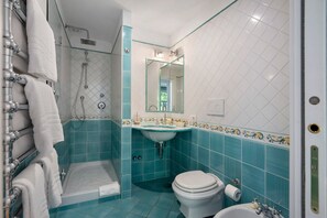 Dusj, hårføner og håndklær