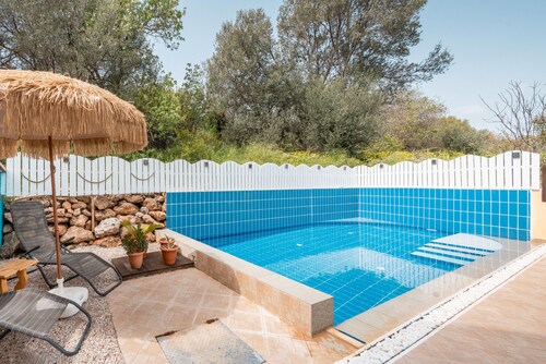 Villa 'May Rose' with Sea View, Wi-Fi and Air Conditioning