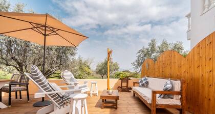 Villa 'May Rose' avec vue sur la mer, Wi-Fi et climatisation