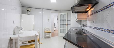 Geladeira, micro-ondas, fogão, cooktop