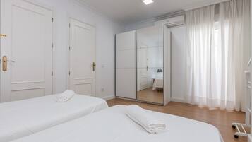 3 slaapkamers, een strijkplank/strijkijzer, gratis wifi, beddengoed