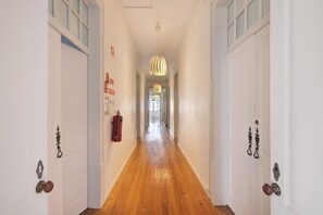 Interior - Room 'Quarto 6' with Shared Terrace, Wi-Fi and Air Conditioning (Faro)