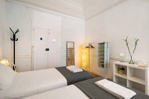 1 bedroom, free WiFi, bed sheets - Room 'Quarto 6' with Shared Terrace, Wi-Fi and Air Conditioning (Faro)