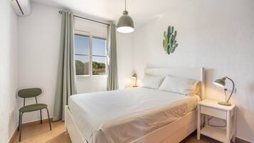 4 slaapkamers, een strijkplank/strijkijzer, gratis wifi, beddengoed