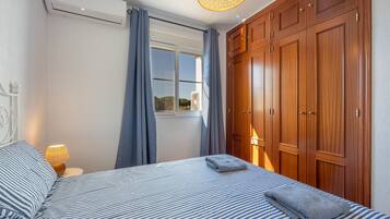 4 slaapkamers, een strijkplank/strijkijzer, gratis wifi, beddengoed