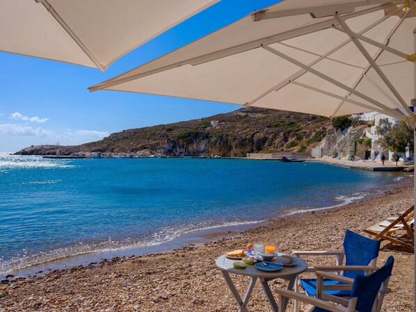 Outdoor dining - Echinousa Kimolos Maisonette no4 Hotel Apartment with Sea View, Wi-Fi and Air Conditioning (Psathi)