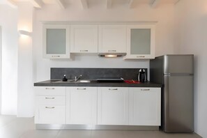 Frigorifero, piano cottura, macchina per tè/caffè, bollitore elettrico