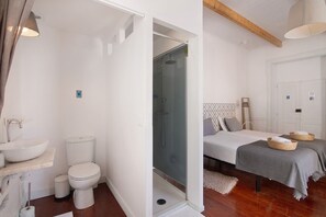 Dusj, hårføner og håndklær