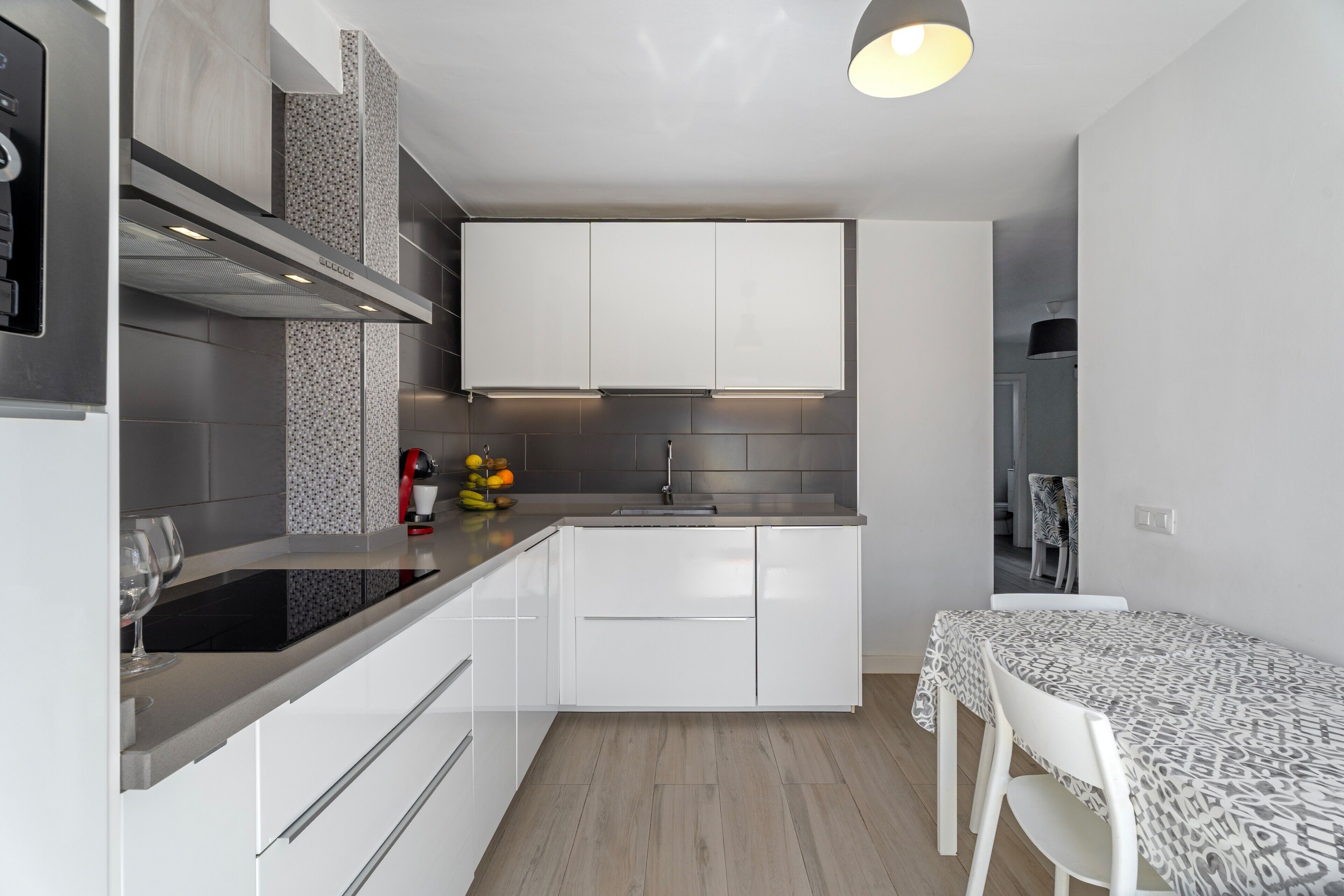 Frigorífico, microondas, placa de cocina y lavavajillas