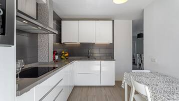 Frigorífico, microondas, placa de cocina y lavavajillas