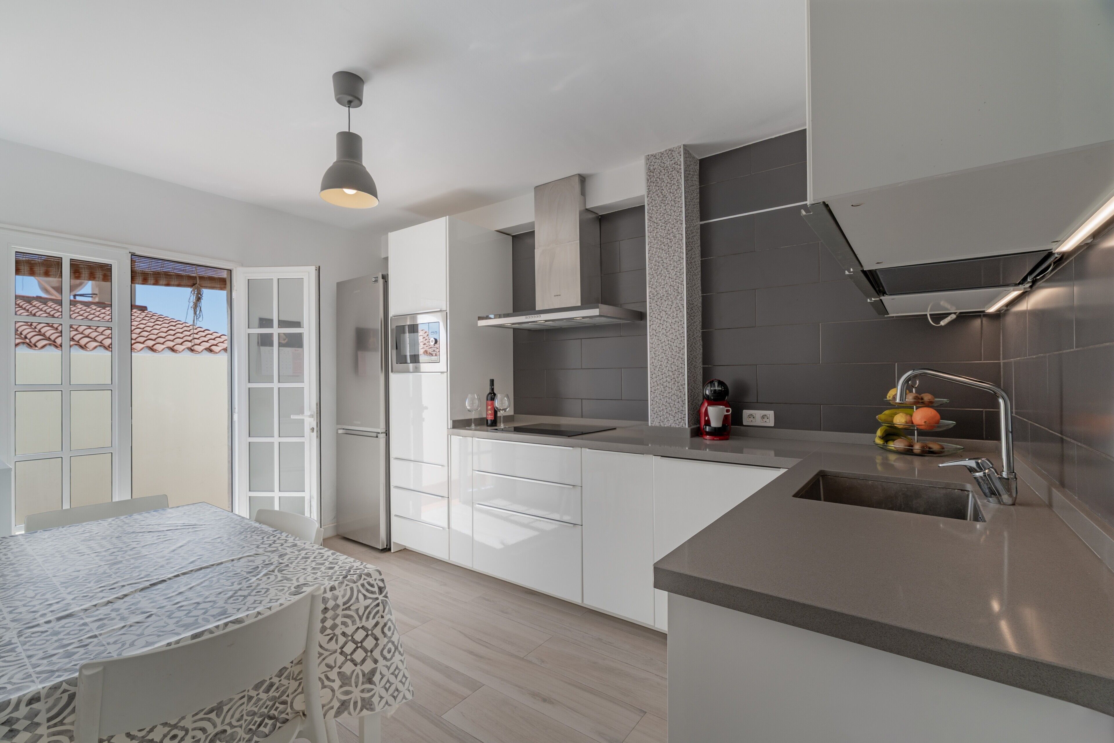 Jääkaappi, mikroaaltouuni, liesi, astianpesukone