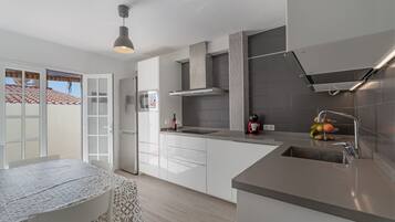 Jääkaappi, mikroaaltouuni, liesi, astianpesukone