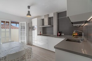 Frigorífico, microondas, placa de cocina y lavavajillas