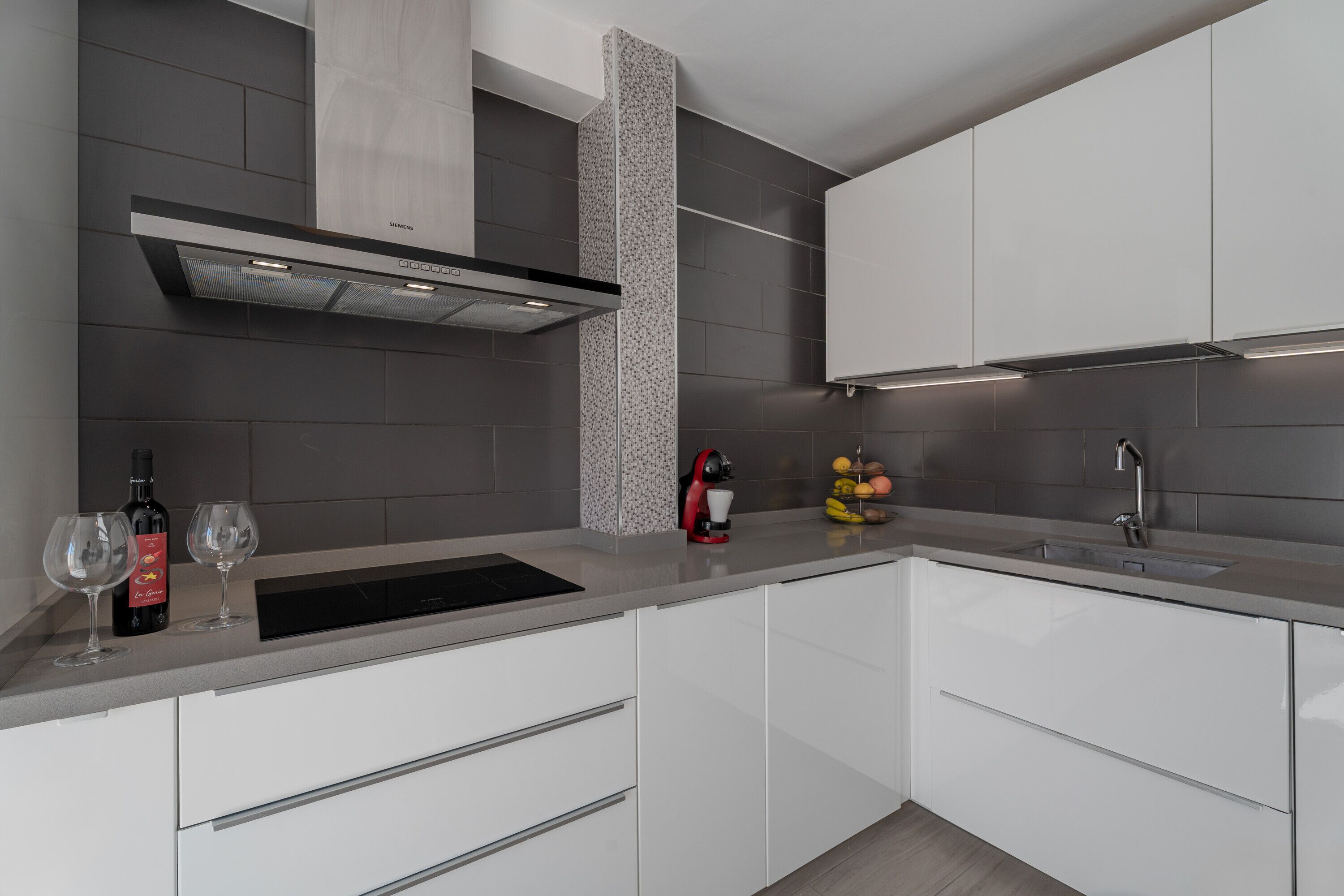 Frigorifero, microonde, piano cottura, lavastoviglie