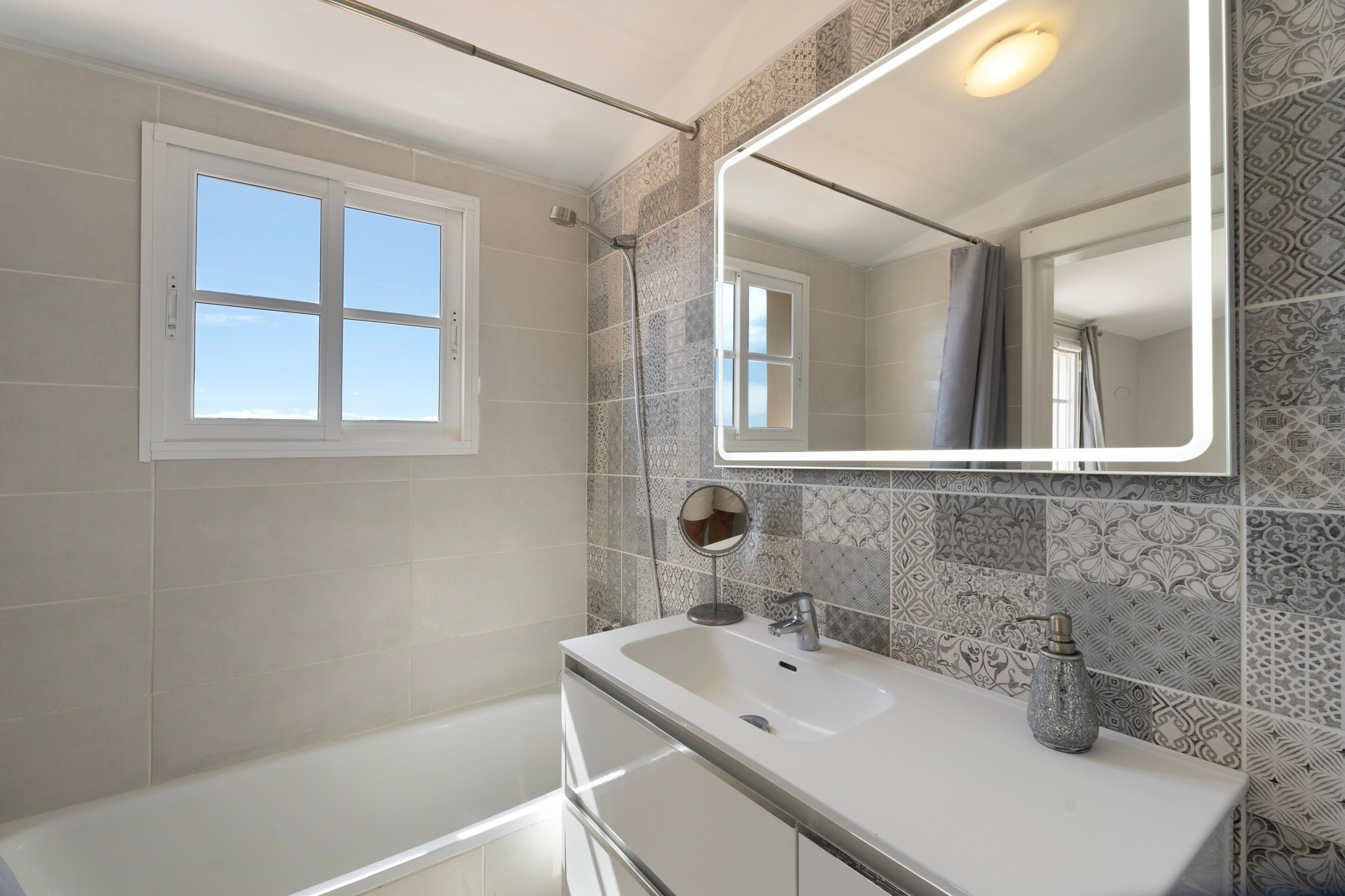 シャワー、ヘアドライヤー、タオル