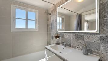 シャワー、ヘアドライヤー、タオル