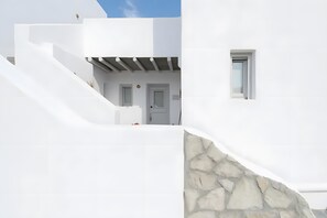 Exterior detail - Apartment 'Echinousa Kimolos katoikia no2' with Mountain View, Wi-Fi and Air Conditioning (Psathi)