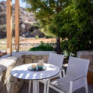 Outdoor dining - Apartment 'Echinousa Kimolos katoikia no2' with Mountain View, Wi-Fi and Air Conditioning (Psathi)