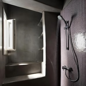Een douche, een haardroger, handdoeken