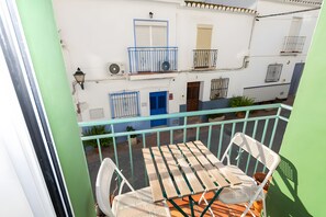 Outdoor dining - Holiday Home 'De Arte' with Mountain View, Wi-Fi and Air Conditioning (Torrox)