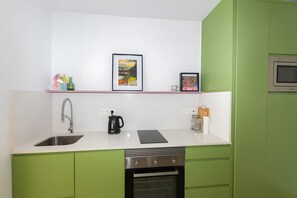 Kühlschrank, Mikrowelle, Ofen, Herdplatte