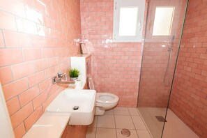 Shower, hair dryer, towels - Holiday Home 'De Arte' with Mountain View, Wi-Fi and Air Conditioning (Torrox)