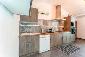 Een koelkast, een microgolfoven, een oven, een kookplaat