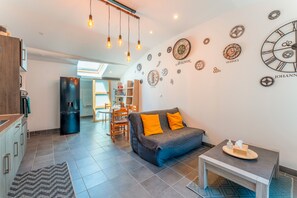 Een televisie en een tafeltennistafel