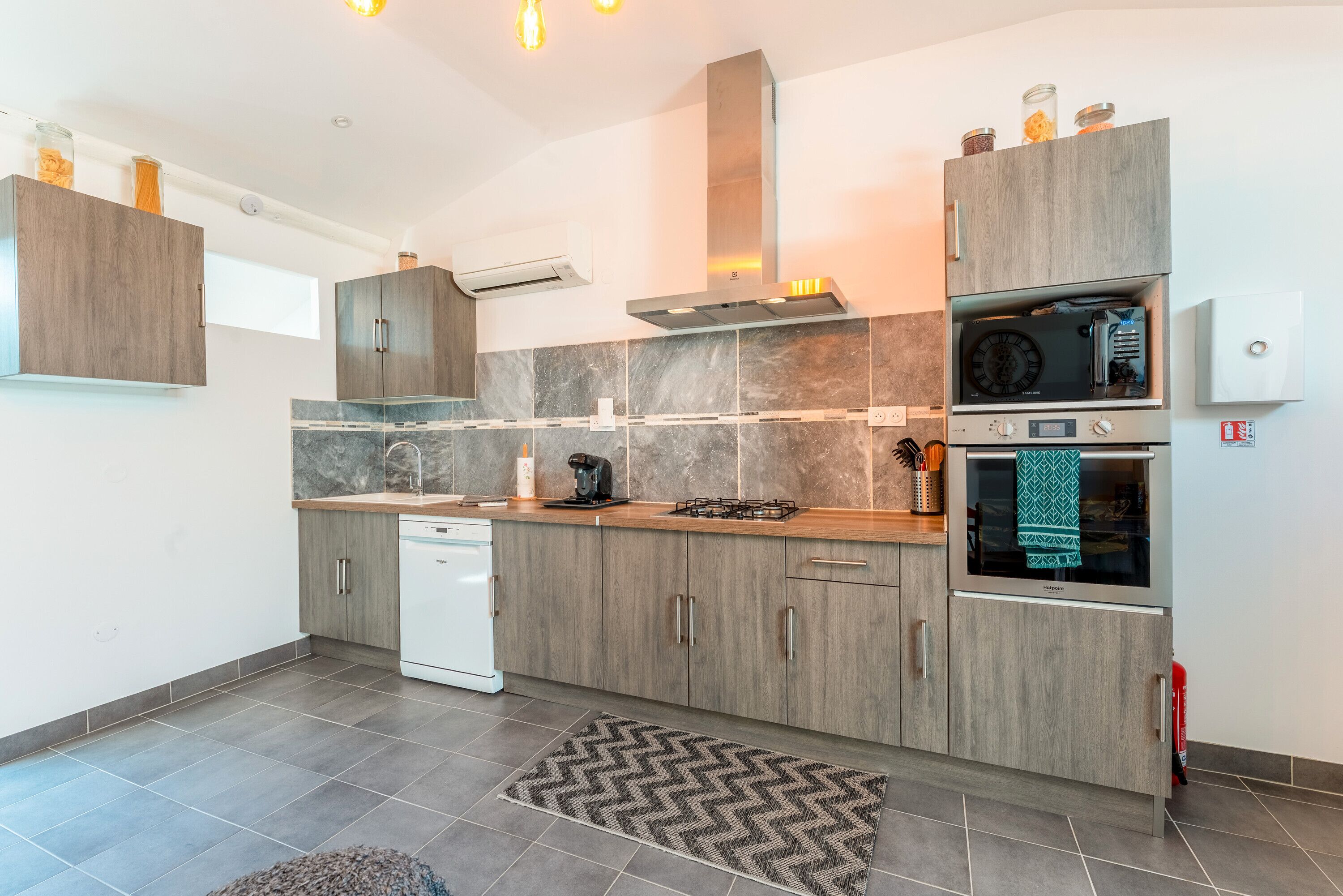 Réfrigérateur, micro-ondes, four, plaque de cuisson