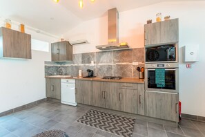 Een koelkast, een magnetron, een oven, een kookplaat