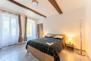 2 slaapkamers, een strijkplank/strijkijzer, gratis wifi, beddengoed