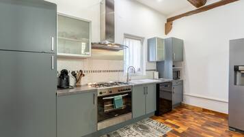 Refrigerador, microondas, horno, placa de cocina