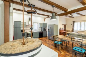 Interior - Holiday Home 'Maison En Campagne' with Shared Pool, Wi-Fi and Air Conditioning (Avignon)