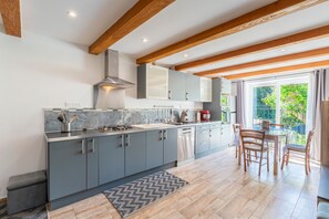 Een koelkast, een magnetron, een oven, een kookplaat