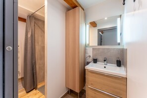 Shower, hair dryer, towels - Apartment 'Fanny' with Shared Pool, Wi-Fi and AC (Avignon)